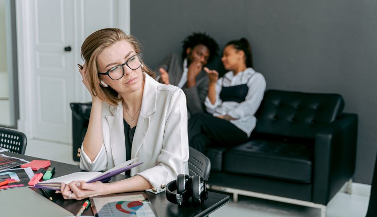 Team members discuss marketing challenges while a colleague reflects on strategy highlighting the balance between teamwork and independent work in modern marketing.